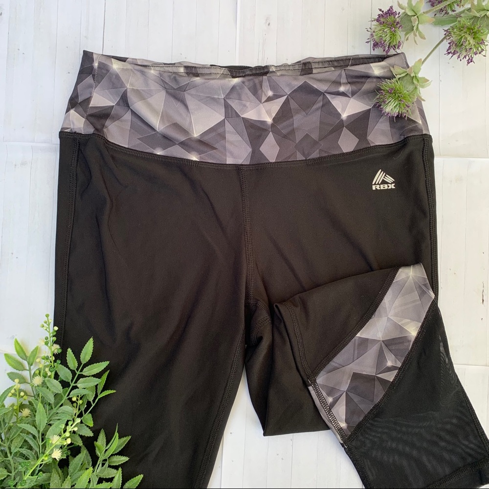 Geometric Waist Band Crop Leggings